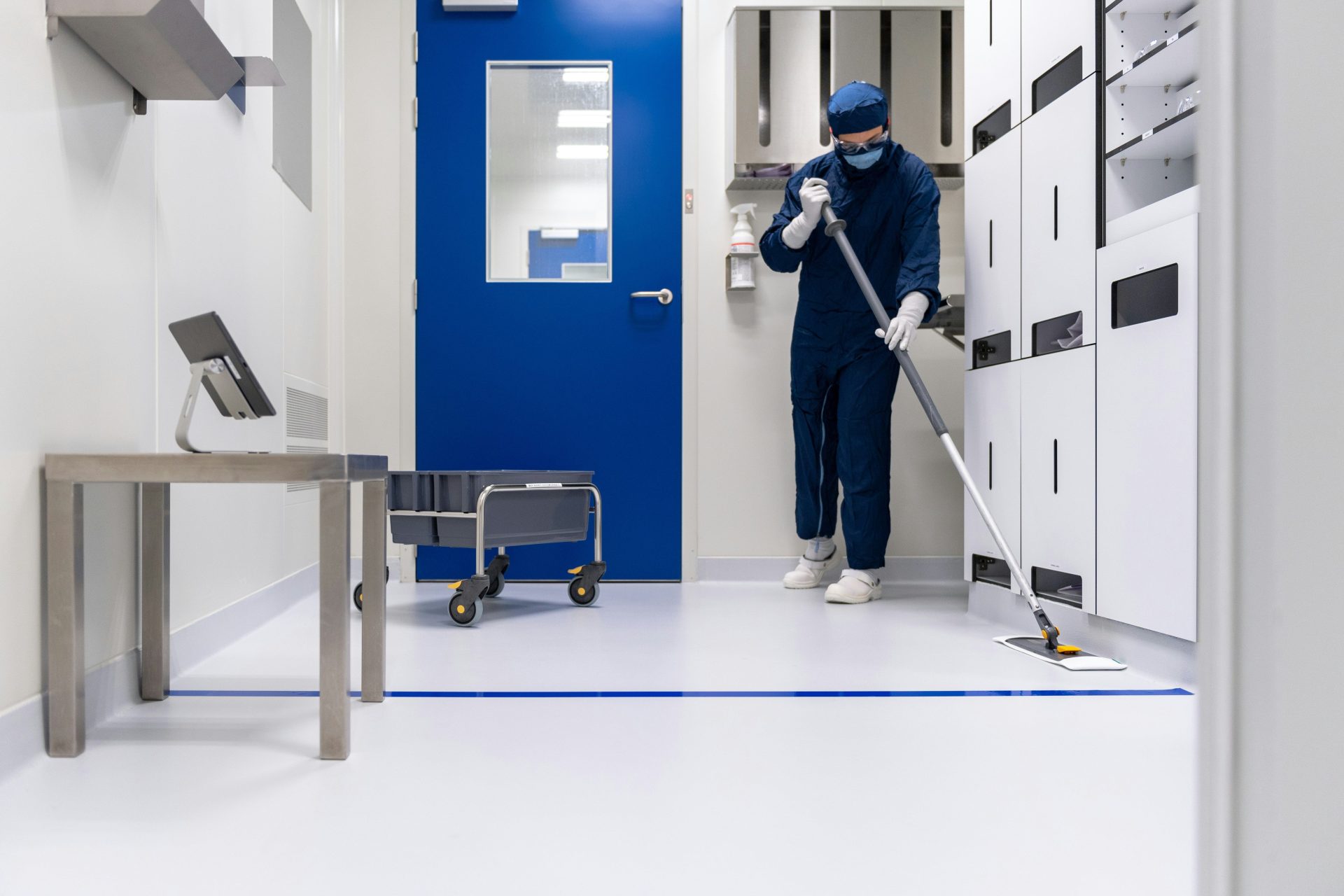 eine Person mit einer blauen Maske, die eine Leiter hält